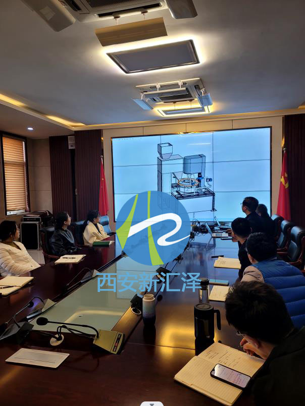 近日，由西安新匯澤創(chuàng)新研制的山東省水土保持計(jì)量裝置建設(shè)項(xiàng)目成功通過(guò)驗(yàn)收。 2023年5月19日，西安新匯澤測(cè)控技術(shù)有限公司邀請(qǐng)組織水保行業(yè)相關(guān)專家學(xué)者對(duì)《山東省水土保持計(jì)量裝置建設(shè)項(xiàng)目(1包)》進(jìn)行了驗(yàn)收，驗(yàn)收組聽(tīng)取了項(xiàng)目實(shí)施情況匯報(bào)，重點(diǎn)察看了泥沙監(jiān)測(cè)儀器檢定裝置演示視頻，審查了設(shè)計(jì)方案，研判了裝置性能達(dá)標(biāo)指數(shù)。 山東省水土保持計(jì)量裝置建設(shè)項(xiàng)目，經(jīng)過(guò)五個(gè)多月的工業(yè)設(shè)計(jì)、三維建模、推導(dǎo)演示、設(shè)計(jì)加工、機(jī)械組裝等緊張施工，于2022年11月21日完成該項(xiàng)目全部設(shè)備的安裝和調(diào)試，從2022年11月至2023年5月，通過(guò)近6個(gè)月的試運(yùn)行及可靠性測(cè)試，不斷完善改進(jìn)硬件設(shè)施，優(yōu)化操作系統(tǒng)，該水土保持計(jì)量裝置建設(shè)項(xiàng)目在試運(yùn)行過(guò)程中，積累了大量基礎(chǔ)數(shù)據(jù)，達(dá)到了設(shè)計(jì)要求。 檢定平臺(tái)由固體樣土投放裝置、稱重式固液攪拌裝置、注入式標(biāo)準(zhǔn)泥沙水樣投放工作模塊（或被檢設(shè)備接收測(cè)量模塊）和泥水分離循環(huán)利用系統(tǒng)以及中央智能控制系統(tǒng)等五部分組成。 水土保持計(jì)量裝置檢定平臺(tái)有以下創(chuàng)新點(diǎn)： 1、在設(shè)計(jì)理念上進(jìn)行了創(chuàng)新。提出了“用稱重檢稱重、用攪拌檢光電”的分步式設(shè)計(jì)思路，稱重式用反推法配制標(biāo)準(zhǔn)液，突出單位體積內(nèi)泥沙含量的精準(zhǔn)性；攪拌式采用多種機(jī)理的攪拌裝置，強(qiáng)調(diào)標(biāo)準(zhǔn)液的均勻性。另外，在結(jié)構(gòu)布局的協(xié)調(diào)性上進(jìn)行了創(chuàng)新。平臺(tái)整體設(shè)計(jì)體現(xiàn)了該設(shè)備工業(yè)設(shè)計(jì)的現(xiàn)代感和機(jī)械感，操作使用方便，功能配套齊全。        2、操作邏輯進(jìn)行了創(chuàng)新。在稱重?cái)嚢璺矫?，平臺(tái)從系統(tǒng)自檢到投沙到注水到攪拌到排放到對(duì)比出結(jié)果再到?jīng)_洗等工作流程，都經(jīng)過(guò)嚴(yán)密推敲，完成各步驟的時(shí)間經(jīng)過(guò)精準(zhǔn)計(jì)算，抗干擾冗余設(shè)計(jì)可靠到位，既可提高效率，又能減少故障。在光電攪拌方面，采用泵攪和雙重葉漿共同攪拌機(jī)理，提高了均勻度。 3、主控制系統(tǒng)配套軟件進(jìn)行了創(chuàng)新。采用數(shù)據(jù)孿生技術(shù)開(kāi)發(fā)的操作軟件（可申請(qǐng)軟件著作權(quán)專利），功能全面，即可對(duì)平臺(tái)運(yùn)行進(jìn)行全自動(dòng)操控，又可實(shí)時(shí)在線視頻監(jiān)控，詳細(xì)記錄存儲(chǔ)過(guò)程數(shù)據(jù)，方便溯源倒查。 西安新匯澤測(cè)控技術(shù)有限公司是由水土保持監(jiān)測(cè)科研領(lǐng)域?qū)I(yè)人才群體參與成立的國(guó)家高新技術(shù)企業(yè)，專注于土壤侵蝕監(jiān)測(cè)設(shè)備的研發(fā)、生產(chǎn)、銷售和技術(shù)服務(wù)。 公司成立以來(lái)，面對(duì)我國(guó)水土保持科技發(fā)展現(xiàn)狀, 立足于科研領(lǐng)域前沿，充分運(yùn)用物聯(lián)網(wǎng)、大數(shù)據(jù)、移動(dòng)互聯(lián)網(wǎng)等新一代信息技術(shù)和通信手段，以最先進(jìn)的傳感測(cè)控技術(shù)和最實(shí)用的軟件開(kāi)發(fā)為主攻方向，為農(nóng)林水及氣象等一線科研單位開(kāi)展水土保持全流程監(jiān)測(cè)提供解決方案和自動(dòng)化控制應(yīng)用技術(shù)與設(shè)備。